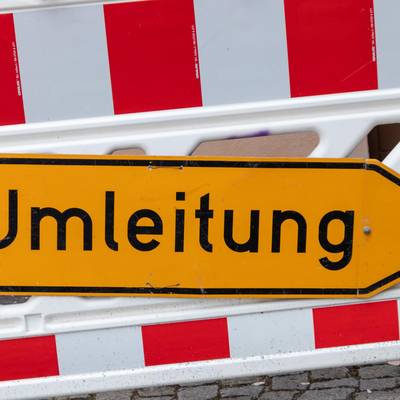 Schild Umleitung an Baustelle