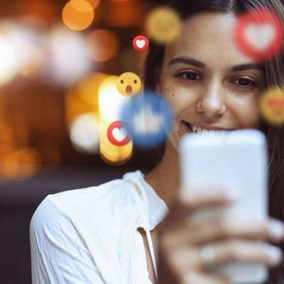 Eine Jugendliche schaut auf ihr smartphone