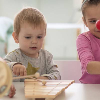 Kinder musizieren in der Gruppe