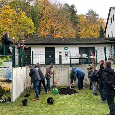 Heckenpflanzung am Imbusch Haus mit Landrat Schuster und Bürgermeister Wagner