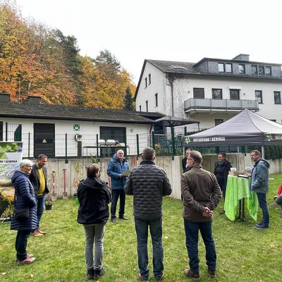 Heckenpflanzung am Imbusch Haus mit Landrat Schuster und Bürgermeister Wagner