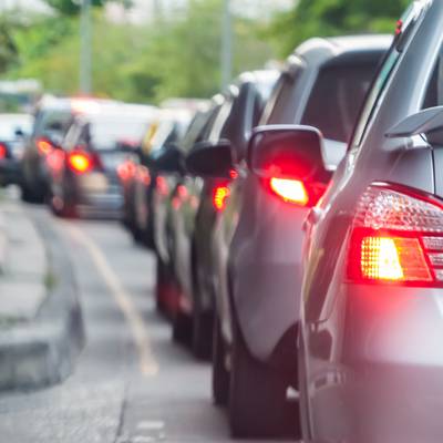 Viele Autos im Stau, Rückansicht mit Bremslichtern