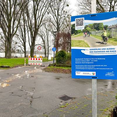 Ein Hinweisschild, das vor der Absperrung zum Radweg auf die Umbaumaßnahme hinweist