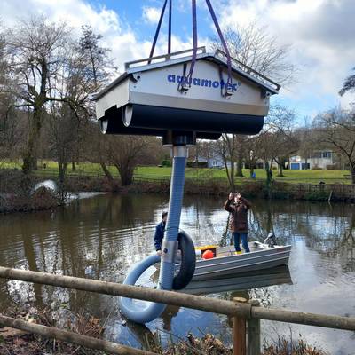 Das Aggregat wird mit einem Kran in den Weiher eingesetzt