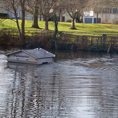 Die solarbetriebene Anlage im Weiher