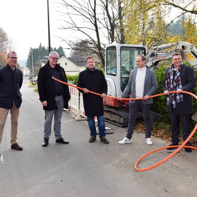 v.l.n.re. Herr Neumann (Geschäftsführer GFS), Herr Koch (Geschäftsbereichsleiter Tief- und Gartenbau), Bürgermeister Wagner, Herr Gerlach (Geschäftsführer Disquom) und Herr Leckelt (Primevest-Capital-Partners Deutschland GmbH) stellen den Start des Glasfaserausbaus in Sassenberg vor.