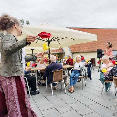 Seniorinnen und Senioren tanzen beim Sommerfest im Altenheim Kloster Heisterbach zu „Tulpen aus Amsterdam“