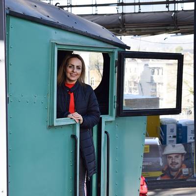 Lokführerin Zahra Mahyari in der alten Lok der Drachenfelsbahn