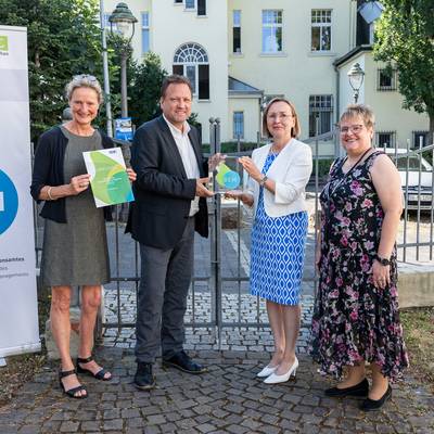 Prämierung des Betrieblichen Eingliederungsmanagements der Stadt Königswinter (v.l.n.re: BEM-Beauftragte Frauke Fischer, Bürgermeister Lutz Wagner, Prof. Dr. Angela Faber, Dezernentin Schulen, Inklusionsamt, Geschäftsbereichsleiterin Personal, Brigitte Half.