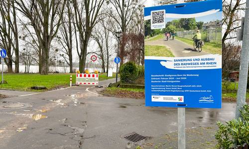 Ein Schild informiert über die Baumaßnahme