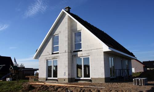 Einfamilienhaus im Rohbau auf Baustelle