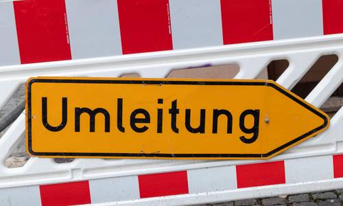 adobestock 567116369 fabian ibelherr umleitung schild