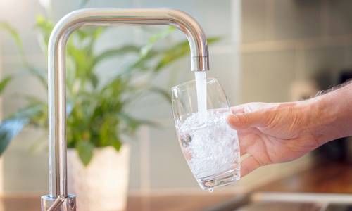 Fließendes Wasser aus einem Wasserhahn