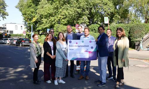 Gruppenbild am Rheinufer vor der Haltestelle in Niederdollendorf