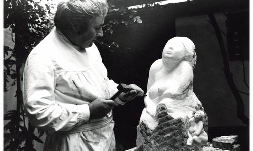 Ernemann Sander (1925–2020) bei der Arbeit an der Marmorskulptur „Sonnenschein“, 1972.