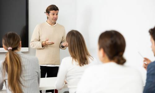 Erwachsene in einem Schulungsraum