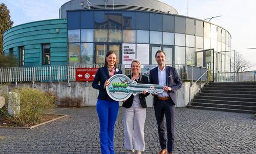 Schlüsselübergabe vor dem Gebäude der neuen Erlebniswelt an der Rheinallee
