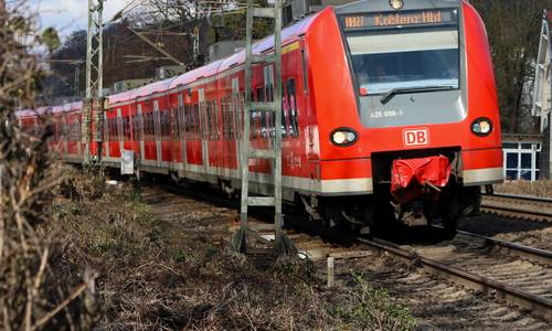 Ein Zug rollt in Königswinter an
