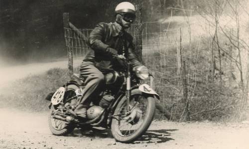 Foto: Hans Müller bei der Westdeutschen Zuverlässigkeitsfahrt 1953 im Siebengebirge