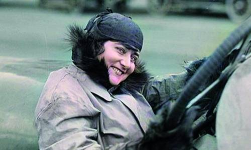 Unbekannte Dame am Steuer eines Autos