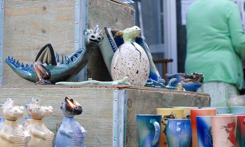 Ein Stand mit Töpfereien am Kunsthandwerkermarkt
