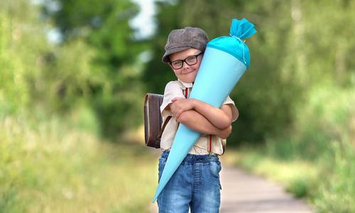 Ein Junge mit einer blauen Schultüte