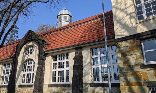 Fensterfront der Turnhalle