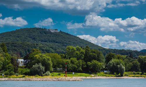 Blick auf Königswinter und das Siebengbeirge, vom Rhein aus