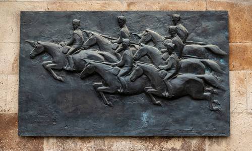 Relief mit einer Darstellung von Reitern und Pferden
