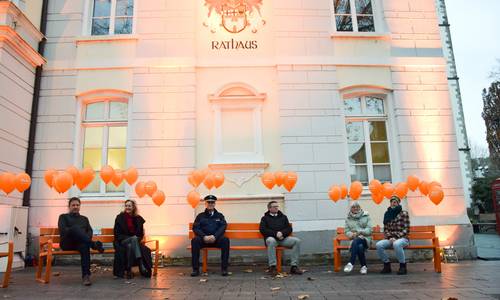 v.l.n.re: Bürgermeister Lutz Wagner, Gleichstellungsbeauftragte Frauke Fischer, EPHK Gerd Peter, Polizeipräsident Frank Hoever, Christine Hütten und Anouk Sterr vom Frauenzentrum Bad Honnef setzen ein Zeichen gegen Gewalt.