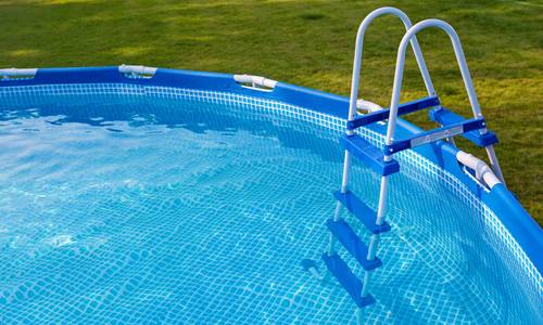 Symbolbild Swimmingpool im Garten