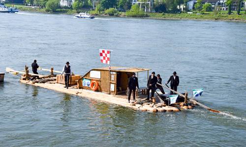 Die Schiltacher Flößer bei ihrer Ankunft in Königswinter