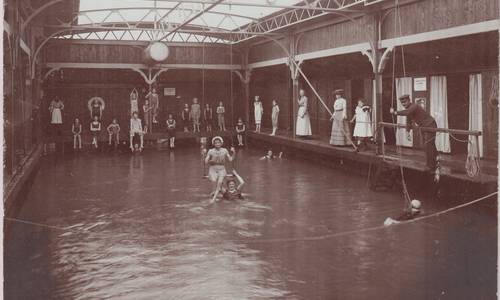 Innenansicht des Badeschiffs, Fotografie, vor 1925