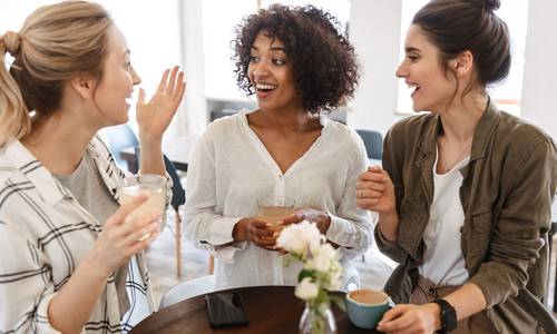 Symbolbild Frauen unterhalten sich im Café