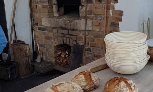 Einige gebackene Brote liegen auf dem Tisch im Backhaus