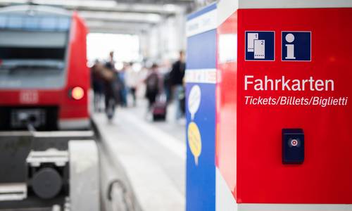 Ticketautomat an einem Bahnhof