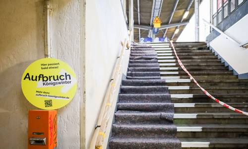 Ansicht des Treppenaufgangs zum Bahngleis, dessen Markierungen gestrichen wurden.