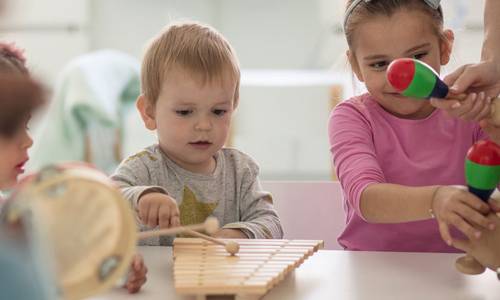 Kinder musizieren in der Gruppe