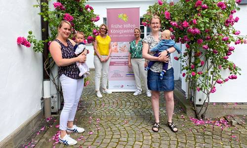 v.l.n.re. Anna Malorny mit Merle, Ute Berledt-Dörr von Frühe Hilfen, Dezernentin Heike Jüngling, Sabrina Wegge mit Felix