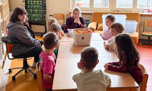 Die Bürgermeisterin unterhält sich mit den Kita-Kindern