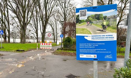 Ein Hinweisschild, das vor der Absperrung zum Radweg auf die Umbaumaßnahme hinweist