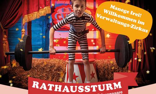 Bild: Kostümiertes Kind hebt im Zirkuszelt Gewichte