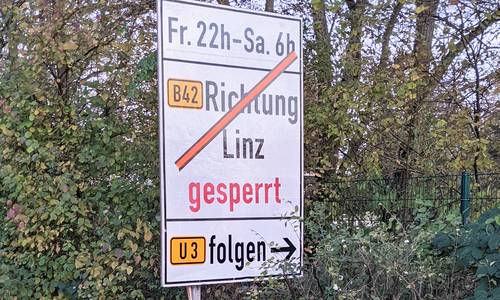 Hinweisschild zur Sperrung der B42