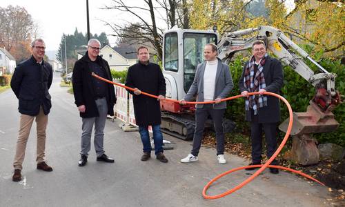 v.l.n.re. Herr Neumann (Geschäftsführer GFS), Herr Koch (Geschäftsbereichsleiter Tief- und Gartenbau), Bürgermeister Wagner, Herr Gerlach (Geschäftsführer Disquom) und Herr Leckelt (Primevest-Capital-Partners Deutschland GmbH) stellen den Start des Glasfaserausbaus in Sassenberg vor.