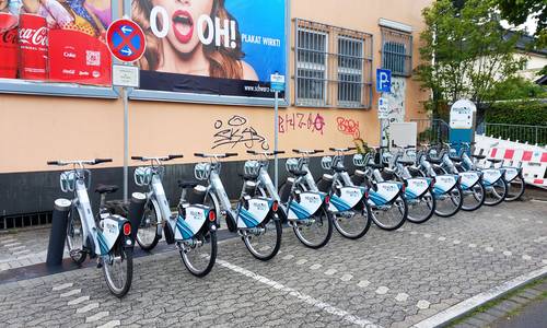 E-Bike-Mietstation der RSVG in Königswinter-Oberpleis. 11 Räder stehen auf dem Bild an der Mietstation.