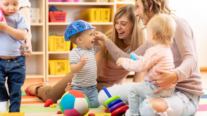 Kinder spielen mit Erzieherinnen