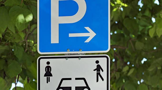 Parkschild carsharing vor Blätterhintergrund