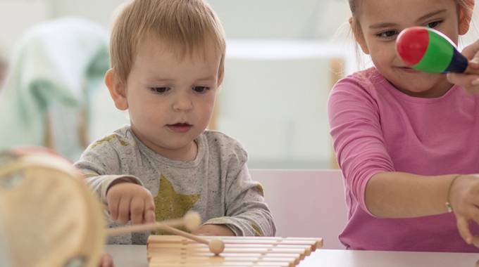 Kleinkinder im Kurs bei der musikalischen Früherziehung