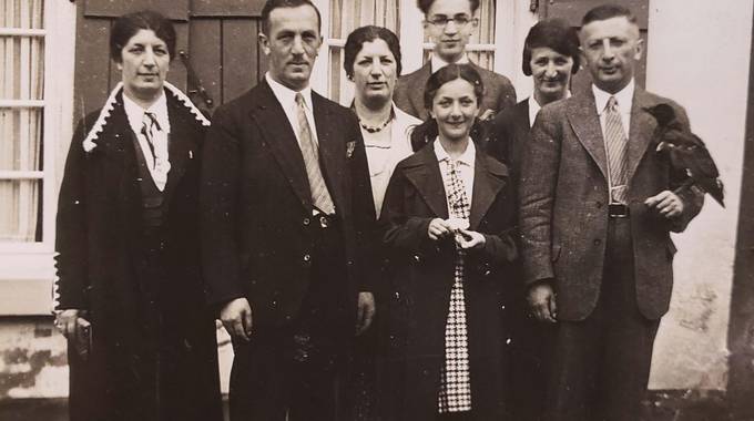 Familie Süskind vor ihrem Haus in der Falltorstraße in Oberdollendorf 1931 © Alec Valk Schwarz-Weiß-Bild der Familie Süßkind