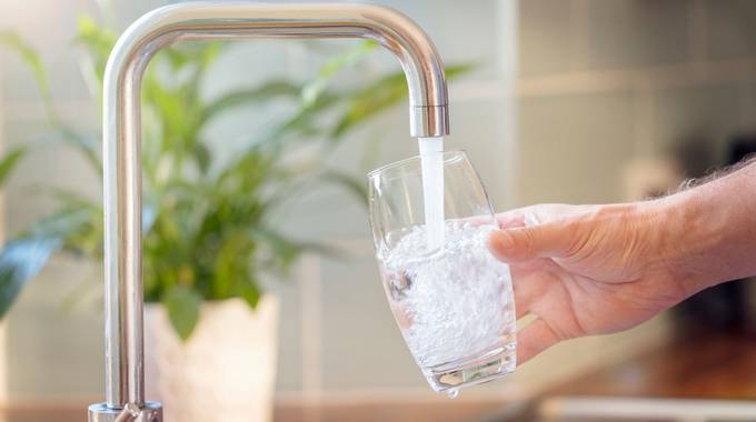 Fließendes Wasser aus einem Wasserhahn